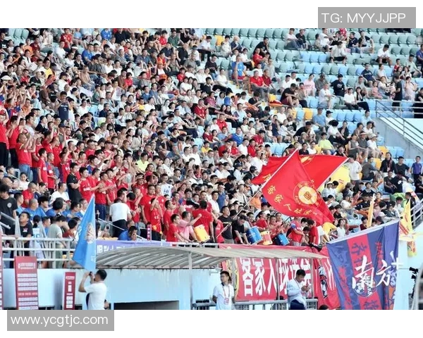 足球巨星走进街头与球迷互动 热血场景点燃城市激情